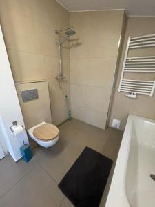 Imagine din galeria proprietății #6 Familienzimmer mit Gemeinschaftsbad în Memmingen