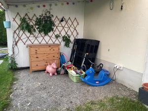 un grupo de juguetes sentados junto a una casa en #6 Familienzimmer mit Gemeinschaftsbad, en Memmingen