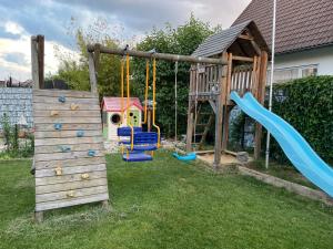 um parque infantil com escorrega e escorrega em #6 Familienzimmer mit Gemeinschaftsbad em Memmingen