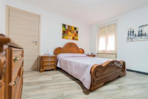 1 dormitorio con 1 cama, vestidor y ventana en 195 - Casa Ca Du Fiore, 20 minuti dal mare di Sestri, en Castiglione Chiavarese