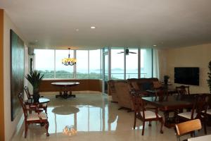 sala de estar con sofá, mesa y sillas en 21P Penthouse 2 balconies Oceanview Panama, en ArraijÃ¡n