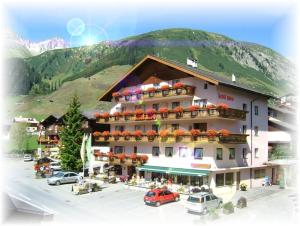Vista generica sulle montagne o vista sulle montagne dall'interno dell'hotel