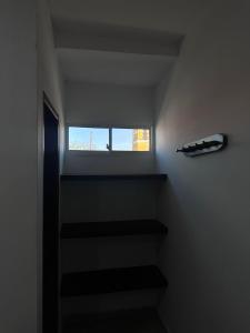 una escalera con ventana en una habitación en Hotel Casa Evan, en Mompox