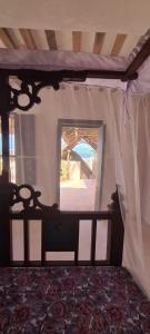 拉穆的住宿－Amma's House，窗户客房内的一张床位
