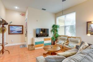 Indian Rocks Vacation Rental Condo Steps to Beach في كليرووتر بيتش: غرفة معيشة مع أريكة وطاولة