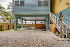 uma casa azul com um alpendre e um pátio em Indian Rocks Vacation Rental Condo Steps to Beach em Clearwater Beach