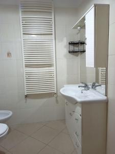 Baño blanco con lavabo y aseo en RANCH34 Villetta indipendente con patio, en Termoli