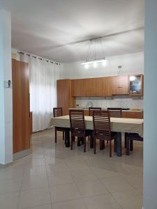 una sala da pranzo con tavolo e sedie e una cucina di RANCH34 Villetta indipendente con patio a Termoli