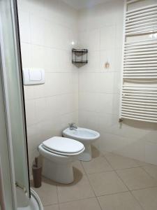 biała łazienka z toaletą i umywalką w obiekcie RANCH34 Villetta indipendente con patio w mieście Termoli