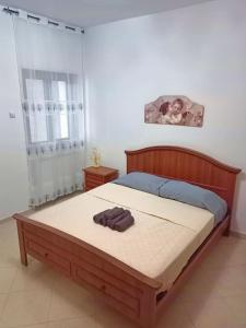 1 dormitorio con 1 cama grande con marco de madera en RANCH34 Villetta indipendente con patio, en Termoli