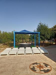 un gruppo di sedie a sdraio bianche in un parco di RANCH34 Villetta indipendente con patio a Termoli
