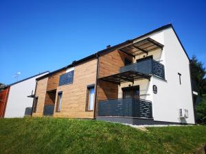 ein Haus mit Balkon an der Seite eines Hügels in der Unterkunft MARTINUS-V in Sveti Martin na Muri