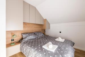 um quarto com uma cama com duas toalhas em MARTINUS-V em Sveti Martin na Muri