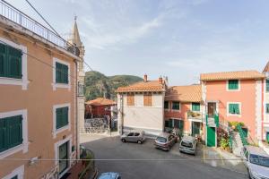 una vista de una calle en una ciudad con coches aparcados en 195 - Casa Ca Du Fiore, 20 minuti dal mare di Sestri, en Castiglione Chiavarese