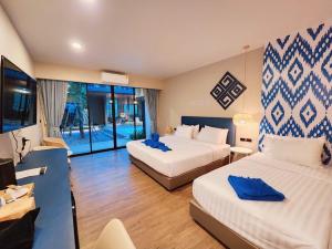 Ban Phang Khwang Tai的住宿－Phu sakon ville hotel，一间带两张床的卧室和一间客厅