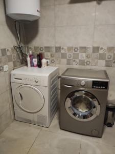 - un lave-linge et un lave-linge dans la cuisine dans l'établissement Melen, à Mestia
