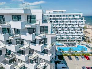 eine Luftansicht eines Gebäudes mit Pool in der Unterkunft Crystal Beach 228 - Infinity Pool & Spa Resort in Mamaia Nord – Năvodari