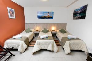 Zimmer mit 4 Betten in einem Zimmer mit Leuchtturm in der Unterkunft Cálido Destino in Ushuaia