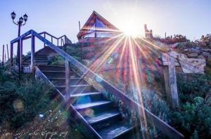 un conjunto de escaleras que conducen a una casa en הטירות הנעות ברוח, en Nimrod