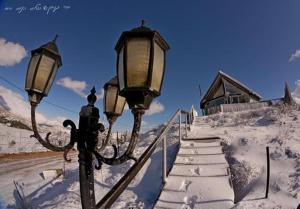 una luz de la calle con nieve en las escaleras en הטירות הנעות ברוח en Nimrod