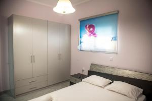 Tempat tidur dalam kamar di StayZeta