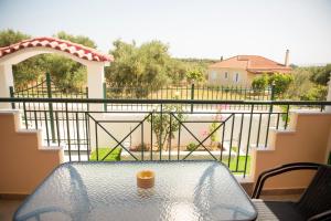 a table on a balcony with a view of a yard at StayZeta in Análipsis