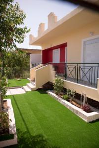 a yard of a house with green grass at StayZeta in Análipsis