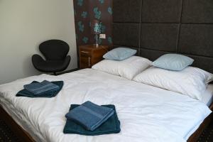 um quarto com 2 camas e toalhas em Lara Five em Hajdúszoboszló