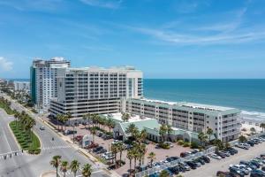 - une vue aérienne sur un grand bâtiment près de l'océan dans l'établissement Daytona Beach Resort Oceanfront 1 Bedroom Suite, 2 Queen Beds, à Daytona Beach
