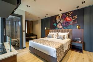 a bedroom with a bed and a painting on the wall at La Miel Şile in Şile
