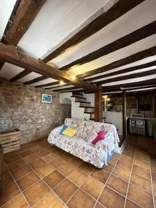 a living room with a couch in a room at Casa Castillo in Vilafamés