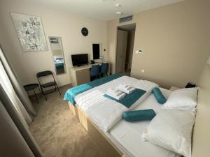 Posteľ alebo postele v izbe v ubytovaní Garni Hotel IMPERIUM Subotica