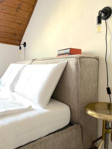 un libro está sentado en la parte superior de un sofá en Life Studio & City Bike, en Bolzano