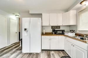 Η κουζίνα ή μικρή κουζίνα στο 4 Mi to Dtwn Rochester Charming Apt with Patio!