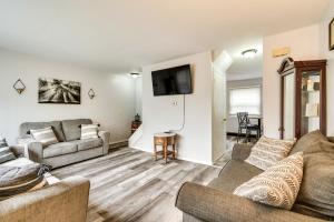 Χώρος καθιστικού στο 4 Mi to Dtwn Rochester Charming Apt with Patio!
