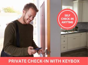 a man is unlocking a door with a phone at "Purple Chill" Super Zentrale Ferienwohnung HBF-Messe-Buergerweide-CityGate-OVB Arena in Bremen