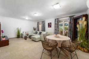 Khu vực ghế ngồi tại Villa Gigi