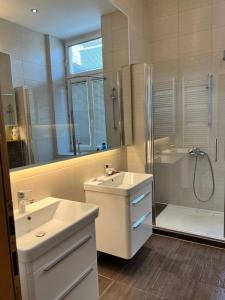 un bagno con lavandino, doccia e vasca di Joy Hostel a Sarajevo