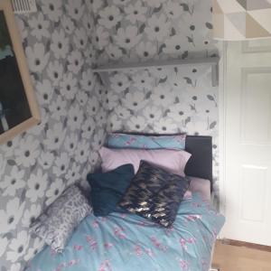 1 cama con almohadas en el dormitorio en Cuan na bPiobairí, en Mullingar