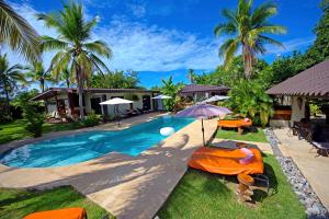 uma imagem de uma piscina num resort em Casa Swell Coronado em Playa Coronado