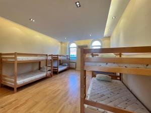 una stanza con tre letti a castello in una stanza di Joy Hostel a Sarajevo