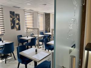 Reštaurácia alebo iné gastronomické zariadenie v ubytovaní Garni Hotel IMPERIUM Subotica