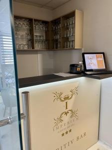 Televízia a/alebo spoločenská miestnosť v ubytovaní Garni Hotel IMPERIUM Subotica