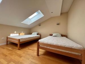 Duas camas num quarto com uma clarabóia em Joy Hostel em Saraievo