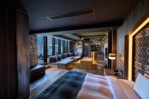 ein Hotelzimmer mit einem Bett und einem Wohnzimmer in der Unterkunft The Tower Hotel Nagoya in Nagoya