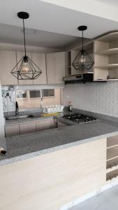 Een keuken of kitchenette bij Se renta apartamento hermoso amoblado en Ibague sector picaleña