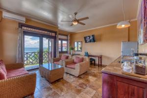sala de estar con vistas al océano en Hotel Palma Royale en Bocas del Toro
