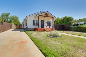 una casa con una valla y un patio en Modern Fort Worth Retreat about 5 Miles to Dtwn!, en Fort Worth