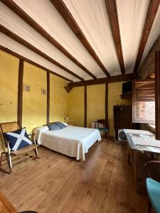 1 dormitorio con 1 cama en una habitación con techos de madera en Casa Pastor, en Villafamés