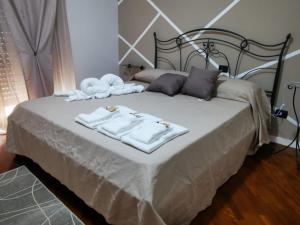 um quarto com uma cama com toalhas em Casa Vacanza Athena em Fiumicino